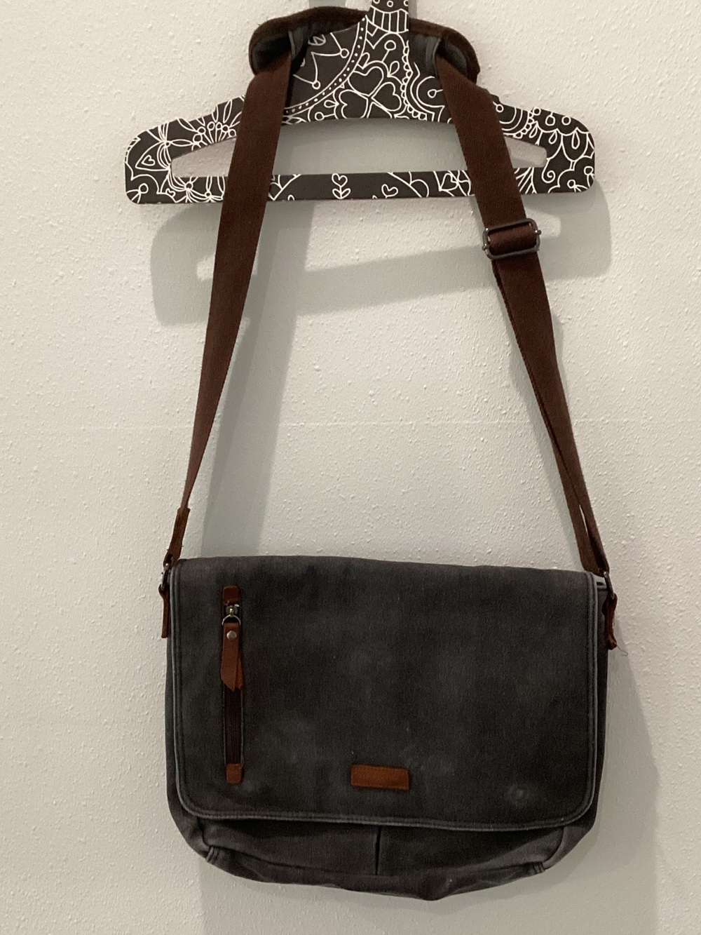 Vonxury Men's Gray Canvas Messenger Bag with Brown Accents